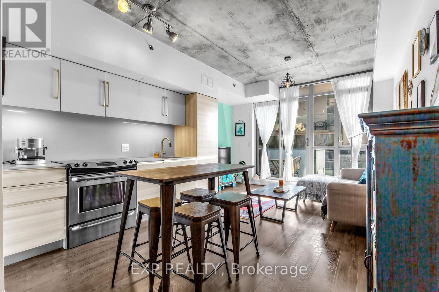 Property Photo:  8 Gladstone Avenue 412  ON M6J 0B3 