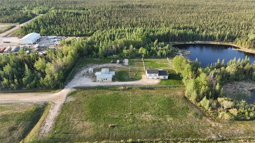 Property Photo: 4 Meadows Road MB R9A 1K6