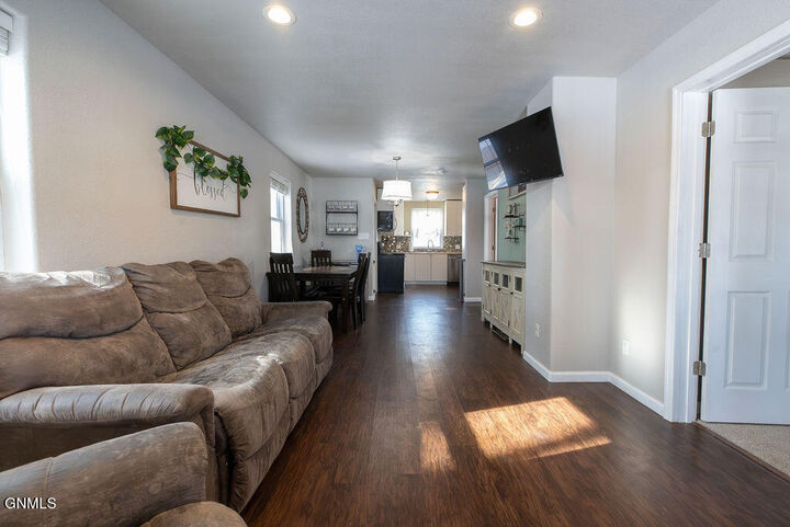 Property Photo:  405 6th Avenue NW  ND 58554 