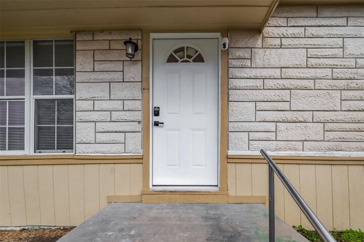 Property Photo: 1221 Parkway Street TX 77520