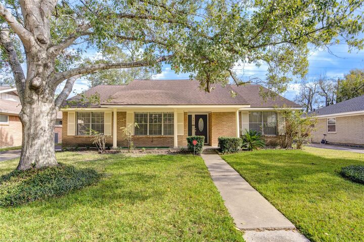 Property Photo: 9611 Greenwillow Street TX 77096