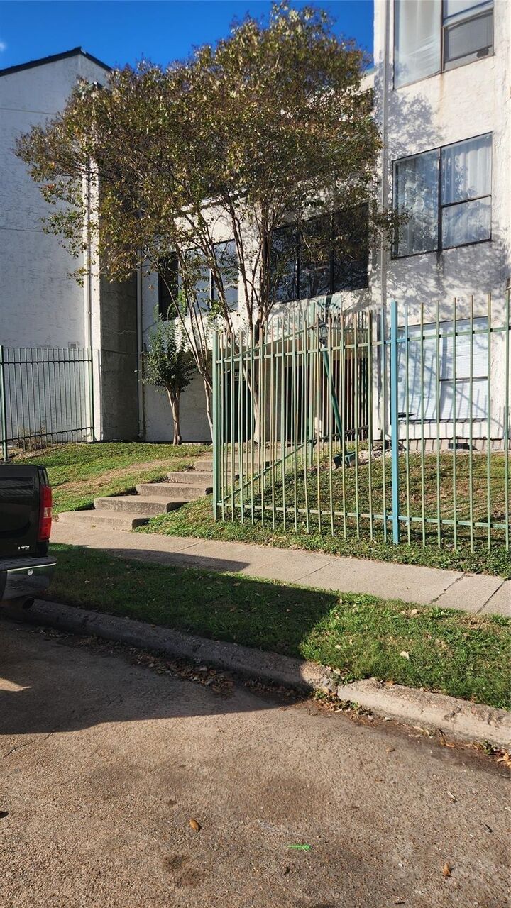 Property Photo:  2818 S Bartell Drive 7  TX 77054 