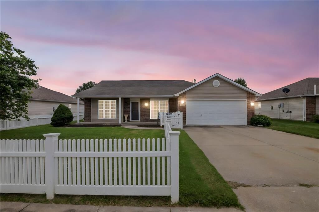 Property Photo:  727 Country Lane  MO 64083 