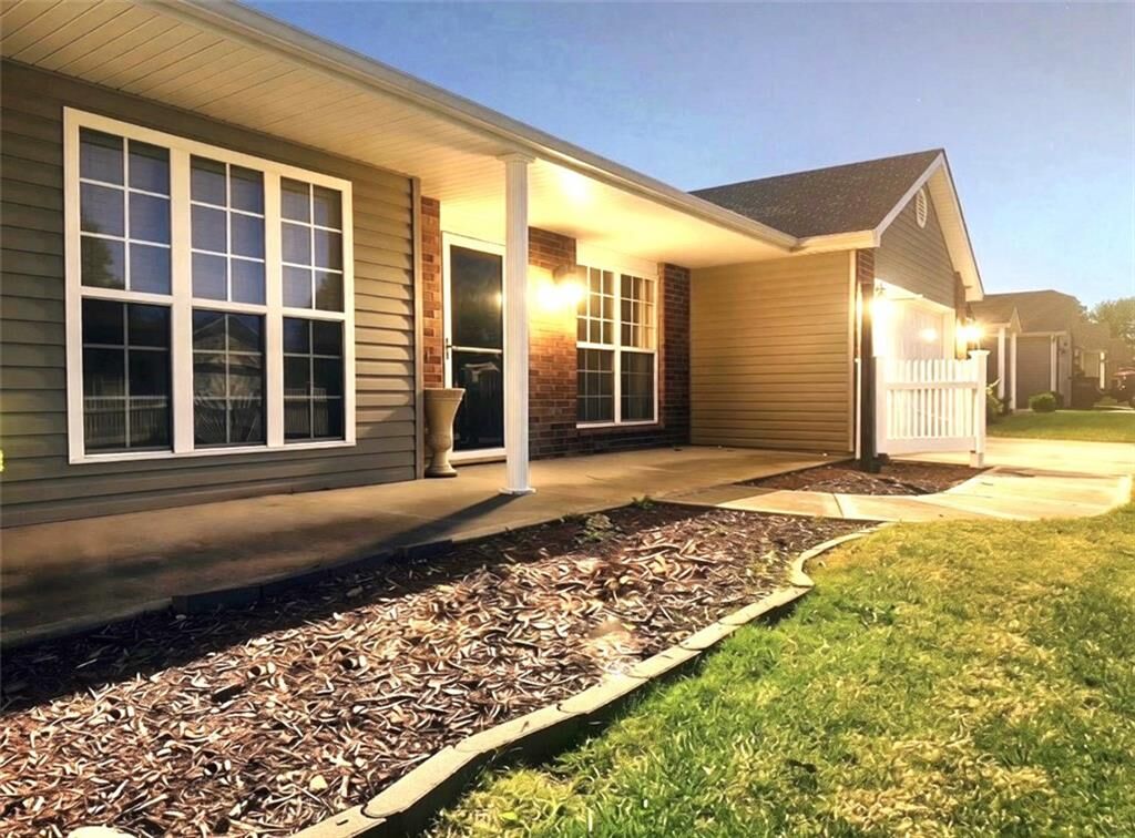 Property Photo:  727 Country Lane  MO 64083 