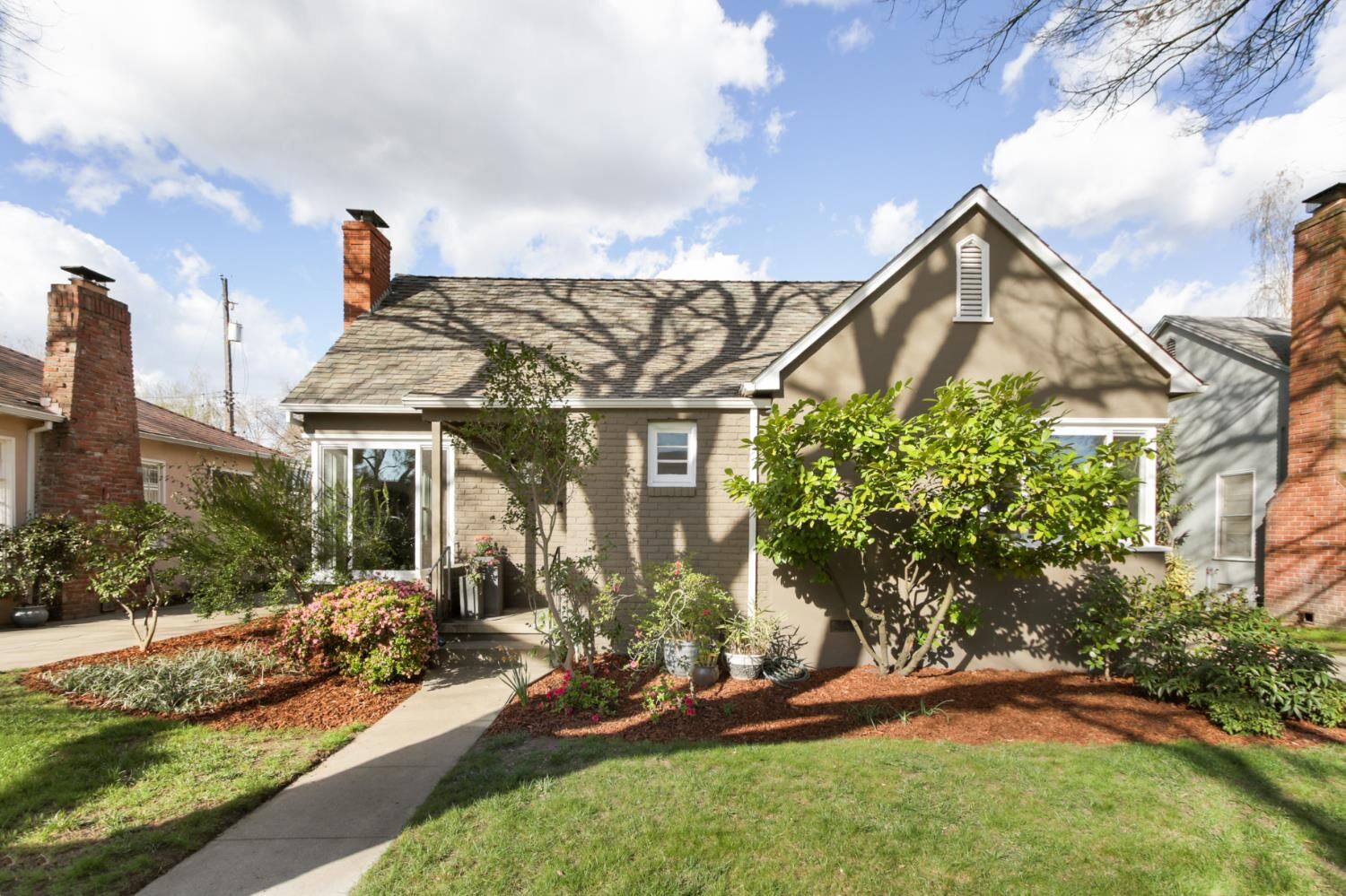 Property Photo:  963 Robertson Way  CA 95818 