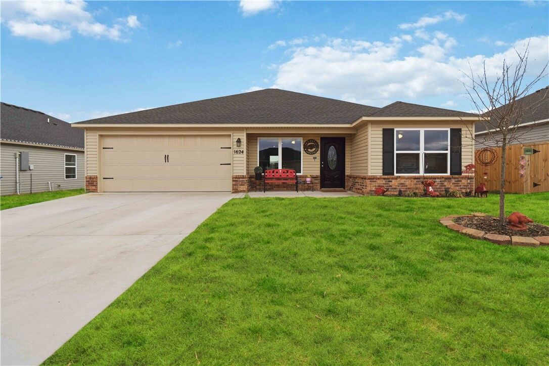 Property Photo:  1624 Ace Avenue  AR 72734 