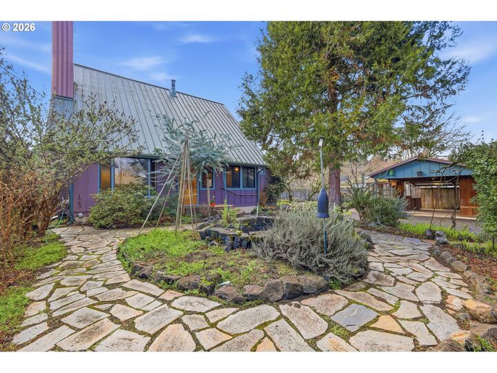 Property Photo:  2096 1/2 Arthur St  OR 97405 