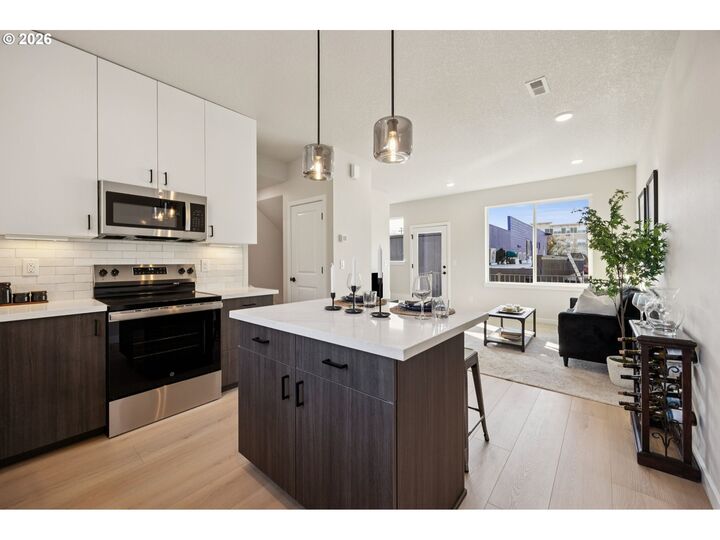 Property Photo:  1731 SE Clatsop St  OR 97202 