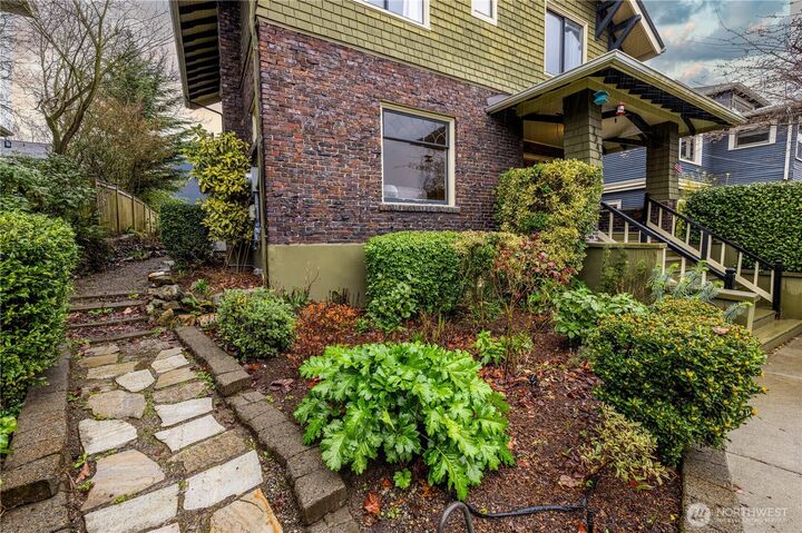 Property Photo: 2343 Federal Avenue E WA 98102