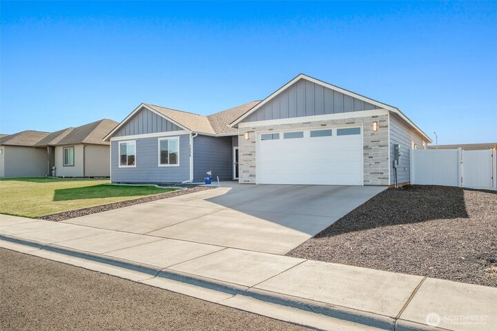 Property Photo:  1006  6th Avenue NE  WA 98823 