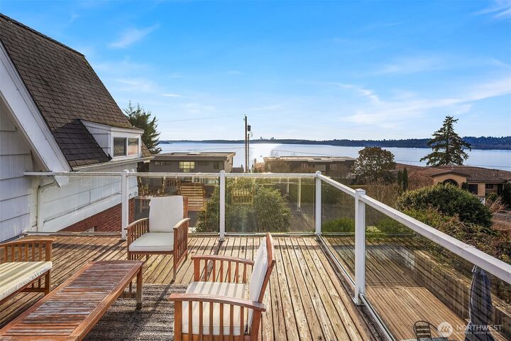 Property Photo:  424  8th Avenue W  WA 98033 