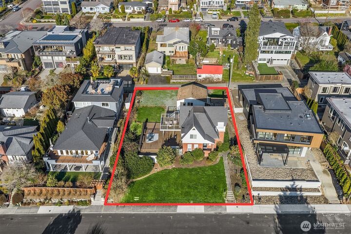 Property Photo:  424  8th Avenue W  WA 98033 