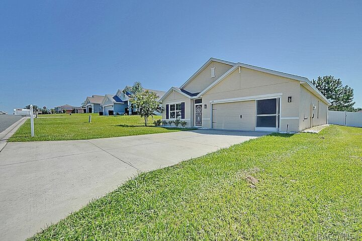 Property Photo:  320 W Runyon Loop  FL 34465 