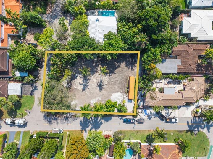 Property Photo:  2880 Fairgreen Dr  FL 33140 