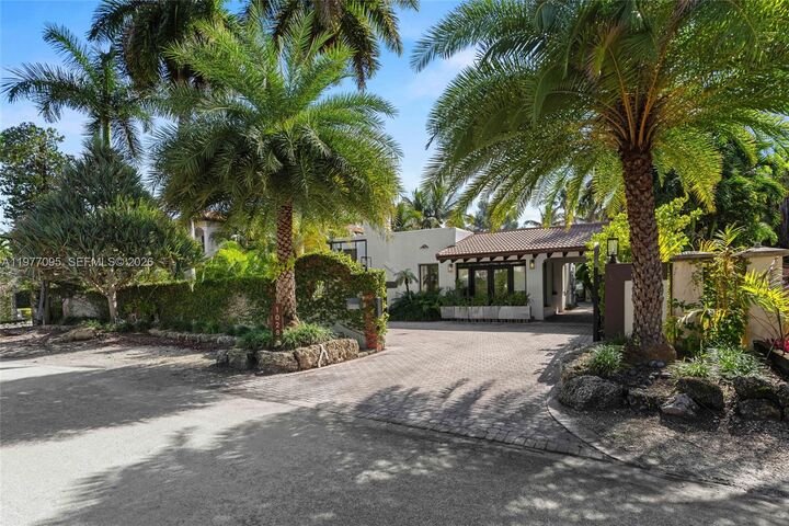 Property Photo:  1028 NE 84th St  FL 33138 