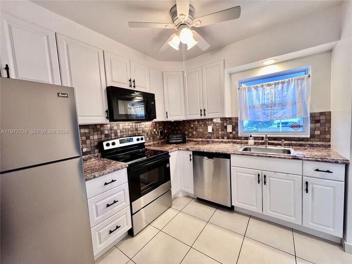Property Photo: 1400 NE 55th St 201 FL 33334