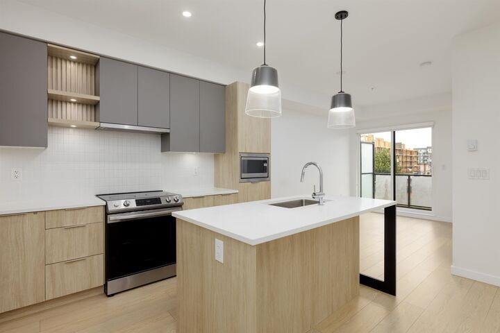 Property Photo: 20695 Eastleigh Crescent 304 BC V3A 0P7