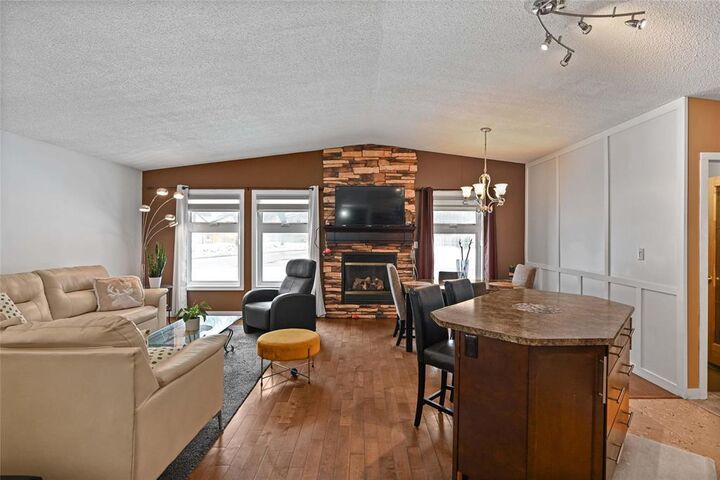 Property Photo:  193 Beckinsale Bay  MB R2N 1S6 