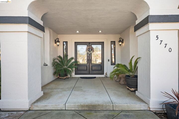 Property Photo:  5770 Gateway Ct  CA 94505 