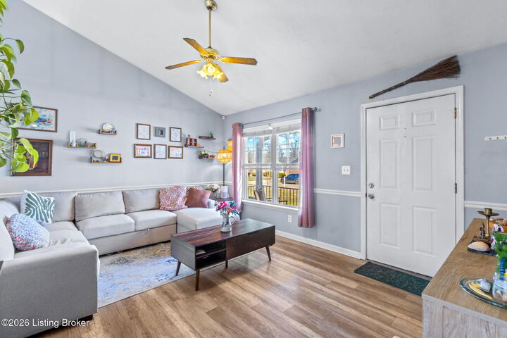 Property Photo:  4012 Cedarway Ct  KY 40229 