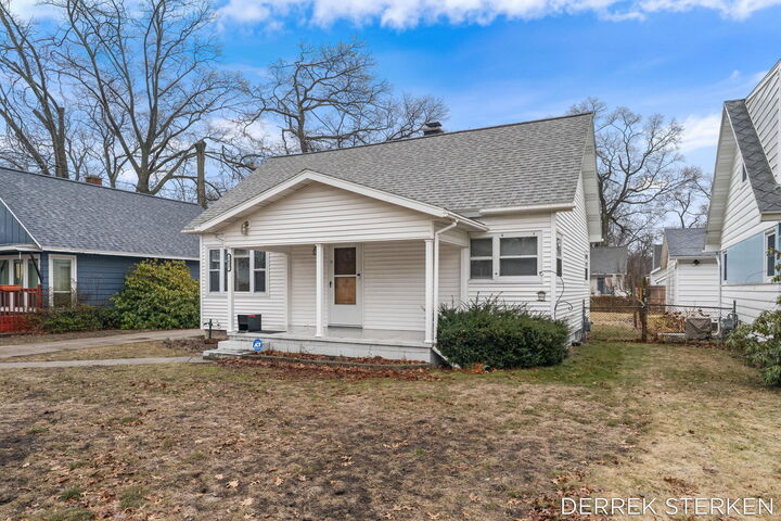 Property Photo:  2437 Philo Avenue  MI 49441 