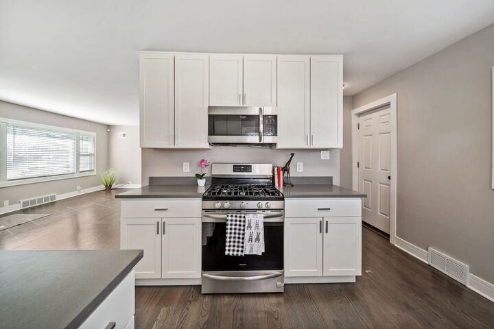 Property Photo:  1S336 Buttercup Lane  IL 60181 