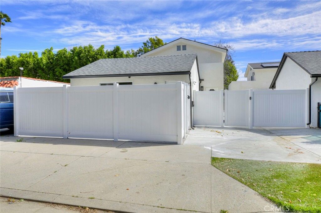 Property Photo:  15557 Wyandotte Street  CA 91406 