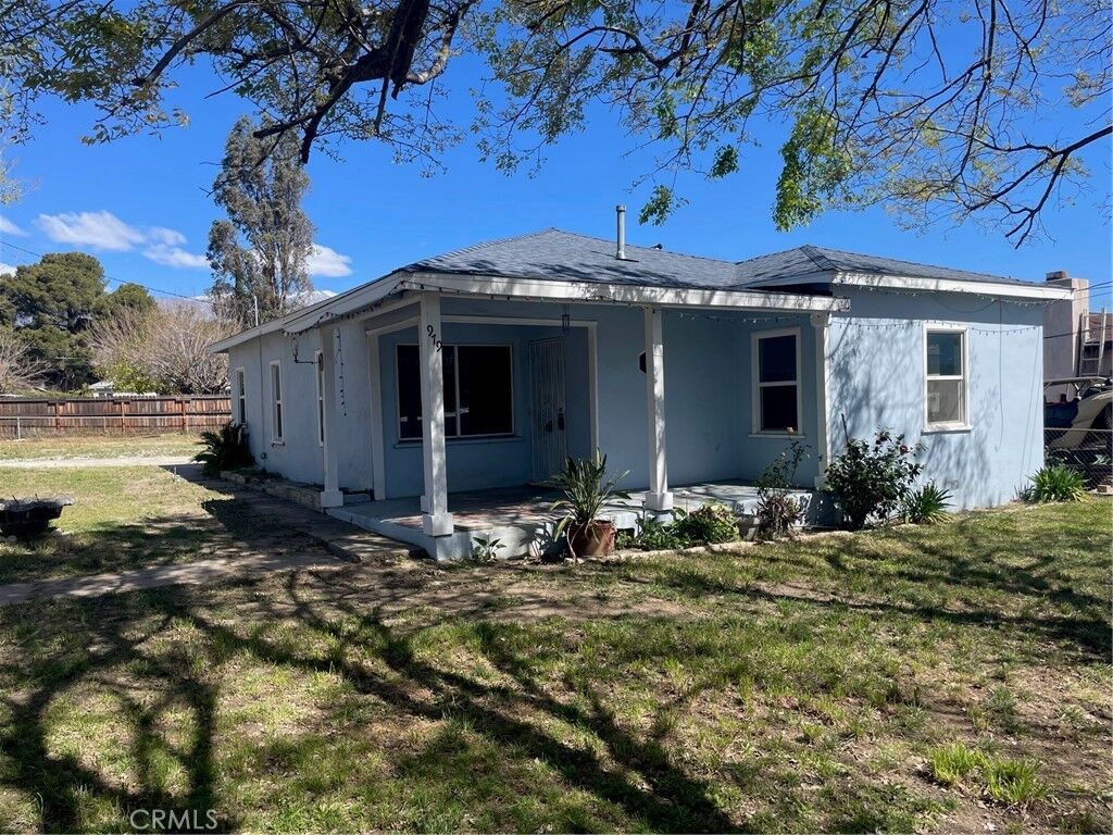 Property Photo:  979 W Nicolet  CA 92220 