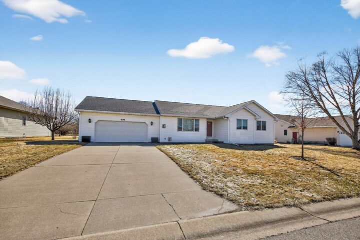 Property Photo:  605 Willers Court  MN 55041 