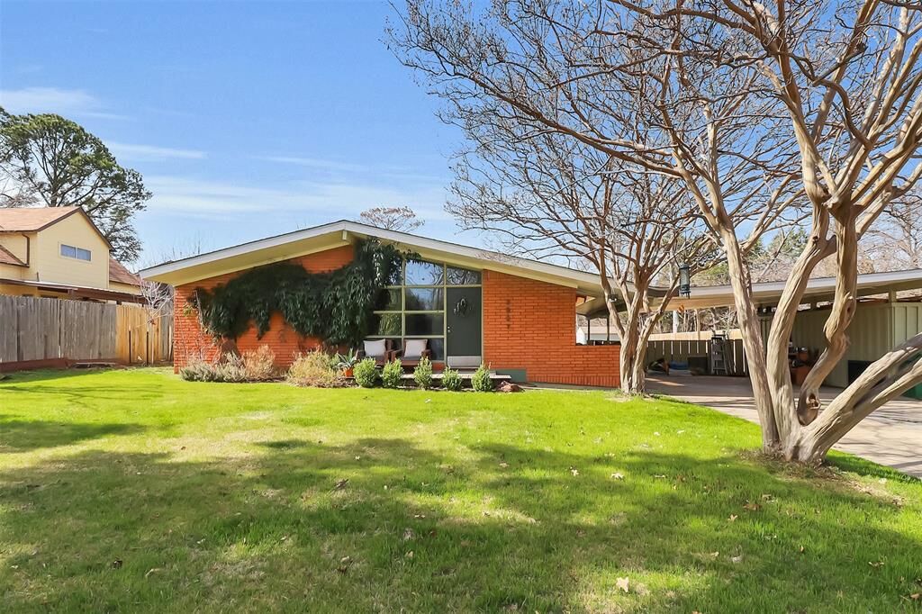 Property Photo:  2907 Longfellow Lane  TX 76209 