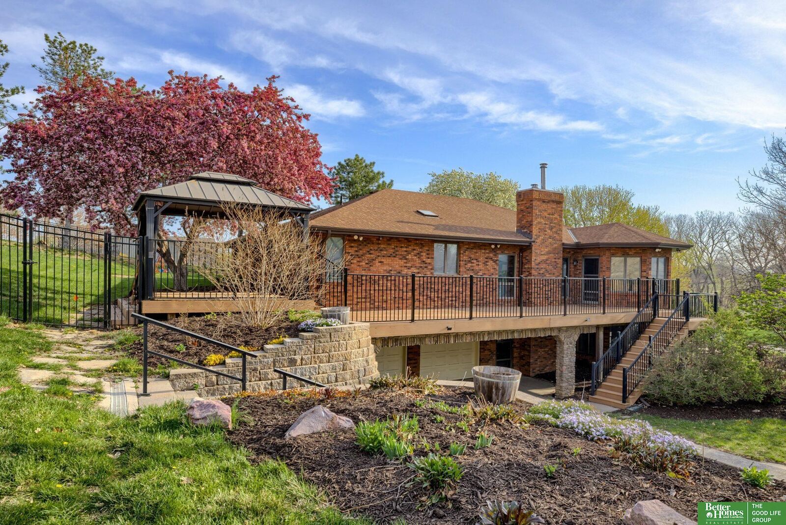 Property Photo: 9404 Valaretta Drive NE 68028