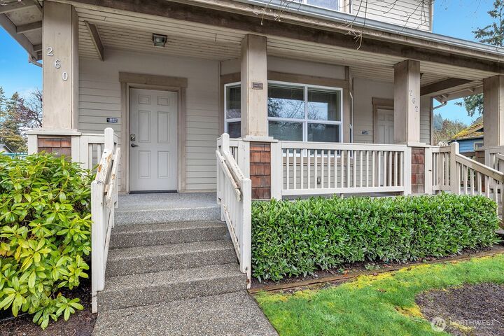 Property Photo:  260 SE Andrews Street  WA 98027 