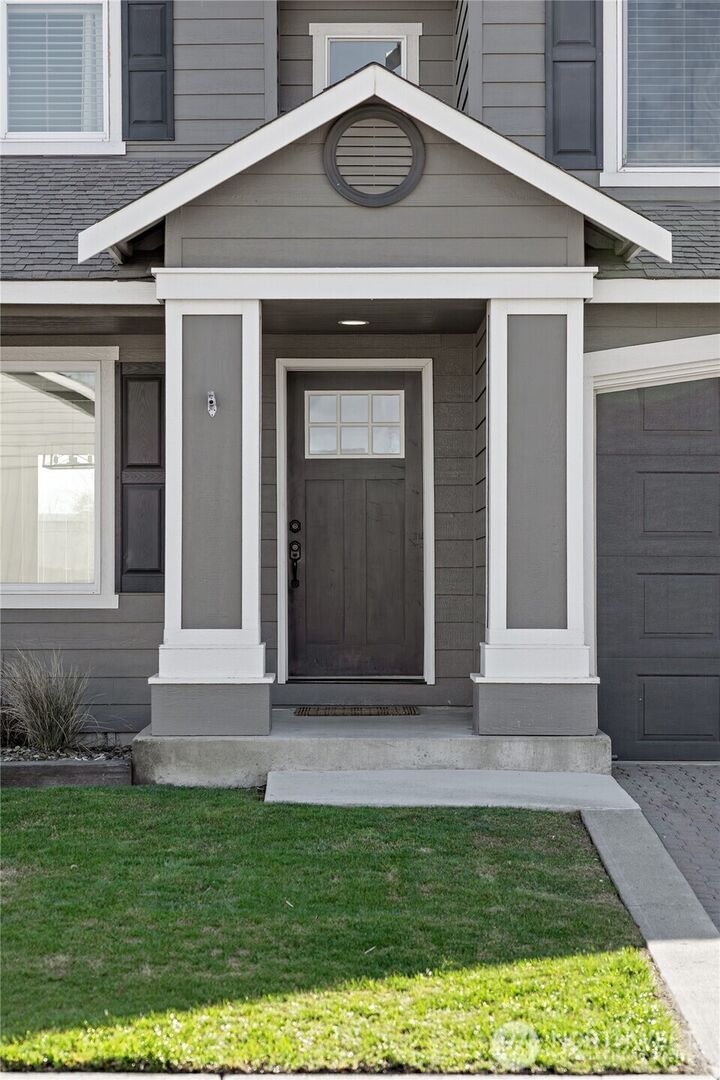 Property Photo:  510 E Countryside Avenue  WA 98926 