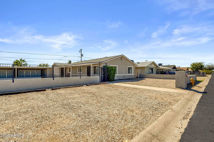 Property Photo: 833 E Alice Avenue AZ 85020