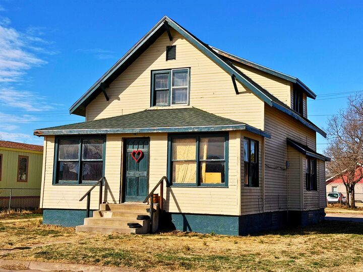 Property Photo:  401 Smith St  KS 67801 