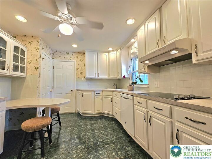 Property Photo:  1948 Belleview Drive  PA 18052 