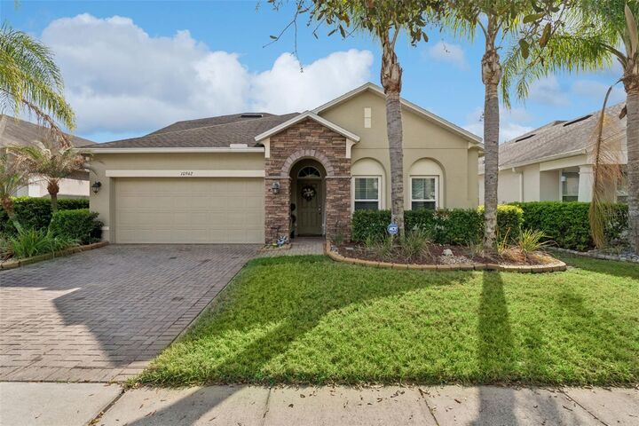 Property Photo: 10942 High Bush Court FL 32825