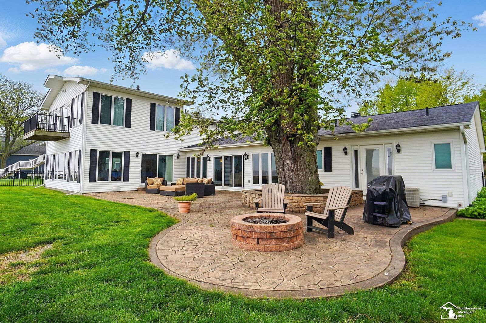 Property Photo:  13542 Venetian Drive  MI 48161 