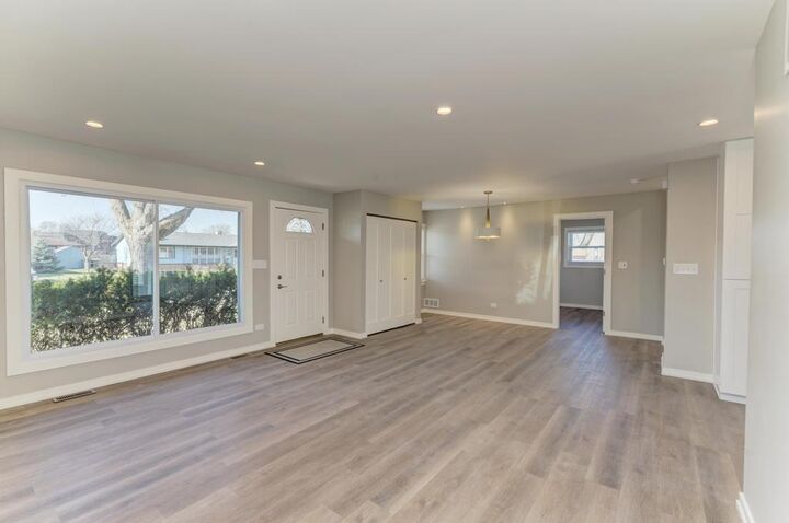 Property Photo:  935 Elmwood Lane  IL 60007 