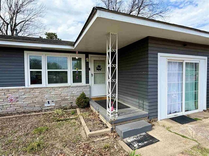 Property Photo:  950 N Palm Street  OK 74601 