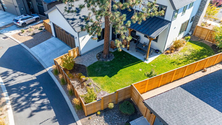 Property Photo: 3068 NW Blodgett Way OR 97703