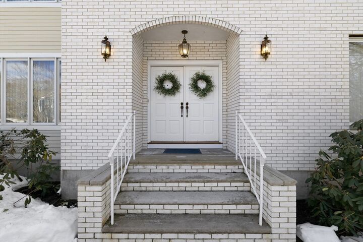 Property Photo: 6 Hearthstone Pl MA 01810