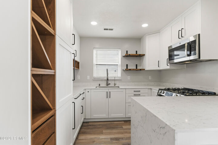 Property Photo:  2303 E Hawthorne Street  UT 84043 