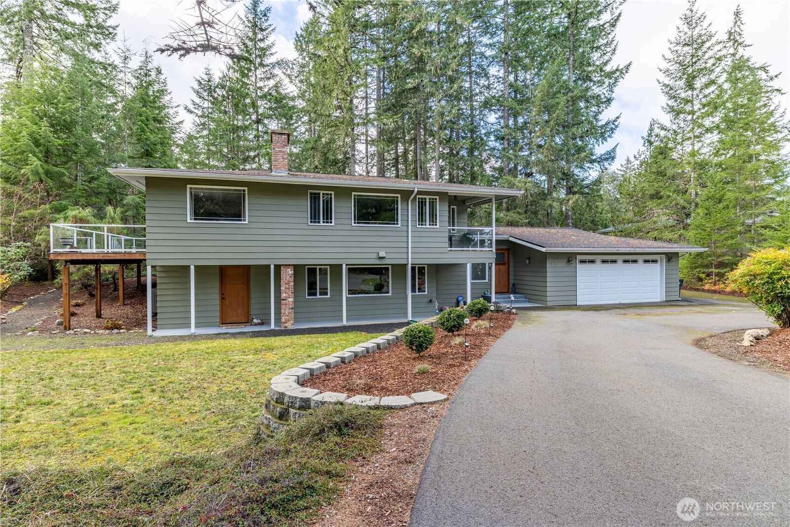 Property Photo: 530 E Country Club Drive E WA 98592
