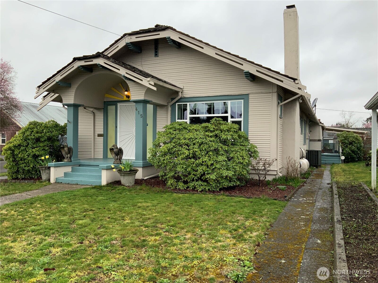 Property Photo:  415 S Oak Street  WA 98531 