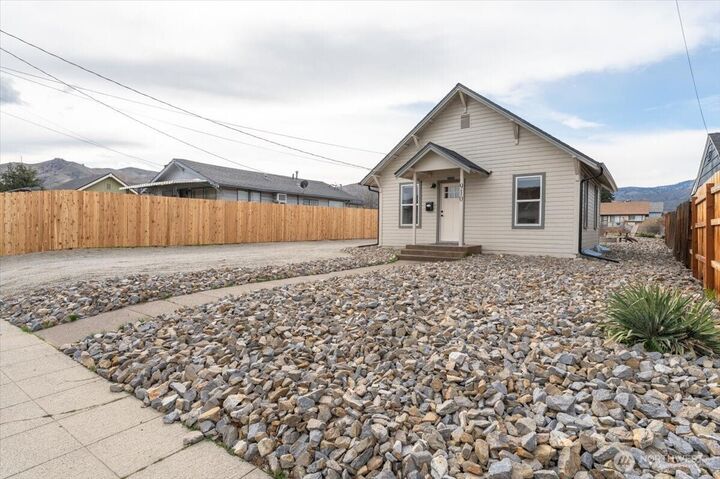Property Photo:  910  Walker Avenue  WA 98801 