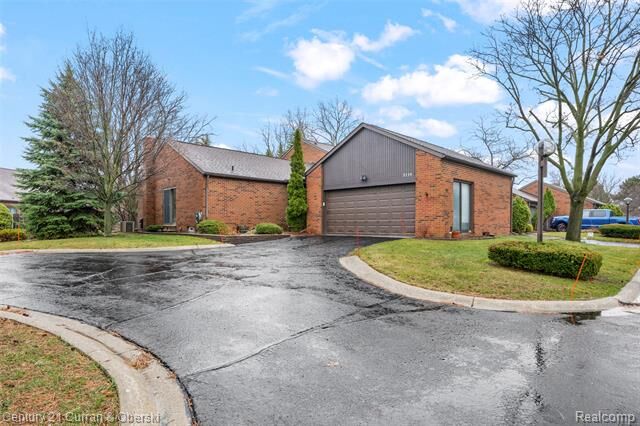 Property Photo: 3118 Lindenwood Drive MI 48120