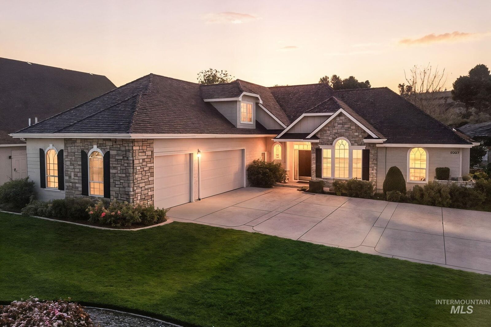 Property Photo: 1007 W Oakhampton Drive ID 83616-6783