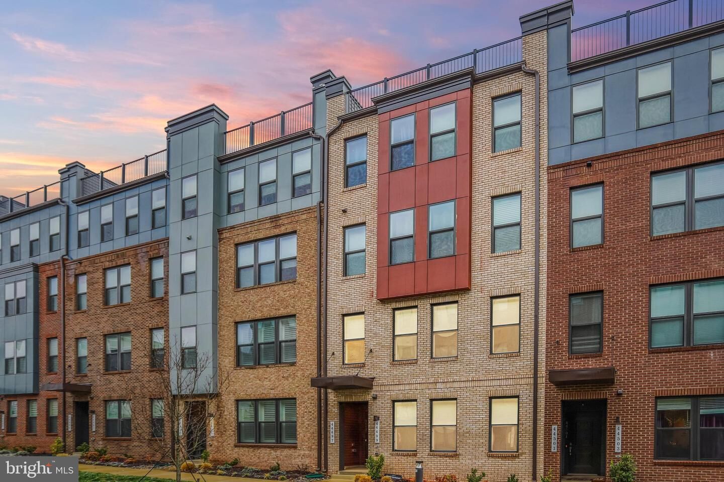 Property Photo: 44499 Wolfhound Square VA 20147