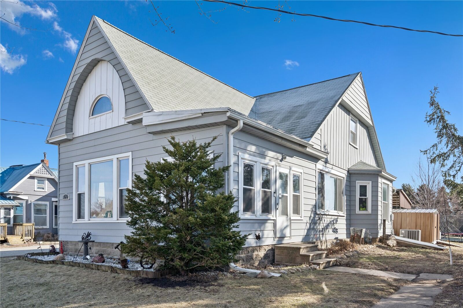 Property Photo:  105 Walnut Avenue S  IA 52229 